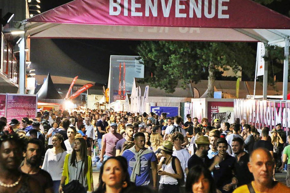 350 Aussteller und internationale Rockstars locken jedes Jahr mehr als eine Viertelmillion Besucher nach Colmar. Seit der Premiere 1948 hat sich die Foire aux Vins zu einem Megaevent entwickelt. Die Messe dauert noch bis zum 15. August. (Foto: Vidéo-Perception) 350 Aussteller und internationale Rockstars locken jedes Jahr mehr als eine Viertelmillion Besucher nach Colmar. Seit der Premiere 1948 hat sich die Foire aux Vins zu einem Megaevent entwickelt. Die Messe dauert noch bis zum 15. August. (Foto: Vidéo-Perception)
