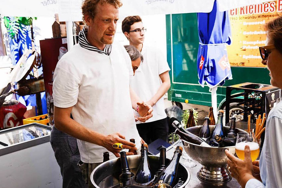 Bei Super-Sommerwetter ließen sich die Besucher des Craftivals von handgemachten Bieren erfrischen. (Foto: Jannis Grosse) Bei Super-Sommerwetter ließen sich die Besucher des Craftivals von handgemachten Bieren erfrischen. (Foto: Jannis Grosse)