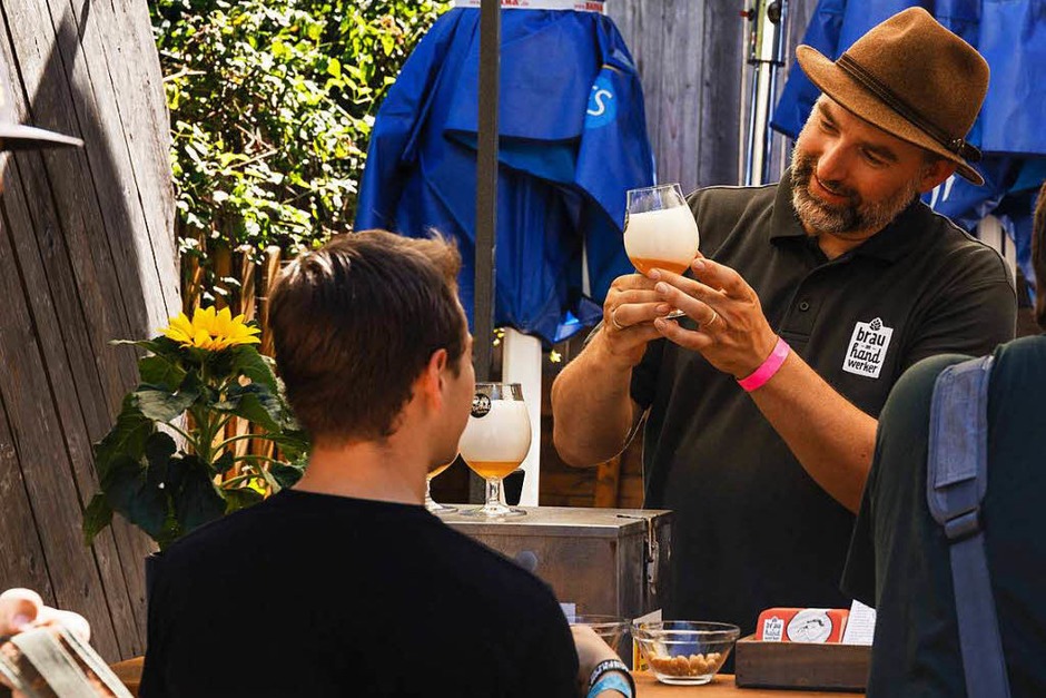 Bei Super-Sommerwetter ließen sich die Besucher des Craftivals von handgemachten Bieren erfrischen. (Foto: Jannis Grosse) Bei Super-Sommerwetter ließen sich die Besucher des Craftivals von handgemachten Bieren erfrischen. (Foto: Jannis Grosse)