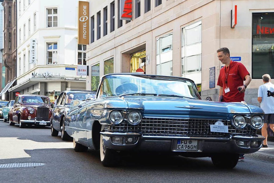 Staunende Blicke der Besucher zogen die Oldtimer am Mittwochnachmittag in der Freien Straße in Basel auf sich. (Foto: Mark Alexander) Staunende Blicke der Besucher zogen die Oldtimer am Mittwochnachmittag in der Freien Straße in Basel auf sich. (Foto: Mark Alexander)