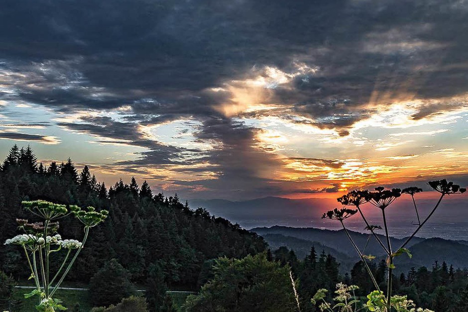 Was für ein Ausblick! Genossen hat ihn dieser Tage Peter Stahl von der Kälbelescheuer aus. „Immer wieder ein Erlebnis“, sagt der Fotograf. (Foto: Peter Stahl ) Was für ein Ausblick! Genossen hat ihn dieser Tage Peter Stahl von der Kälbelescheuer aus. „Immer wieder ein Erlebnis“, sagt der Fotograf. (Foto: Peter Stahl )