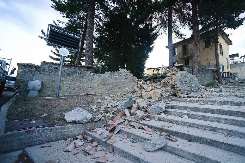 Menschen unter Trümmern, eingestürzte Häuser: Ein schweres Erdbeben in Italien lässt Schlimmes befürchten. <?ZE?> (Foto: AFP) Menschen unter Trümmern, eingestürzte Häuser: Ein schweres Erdbeben in Italien lässt Schlimmes befürchten. <?ZE?> (Foto: AFP)
