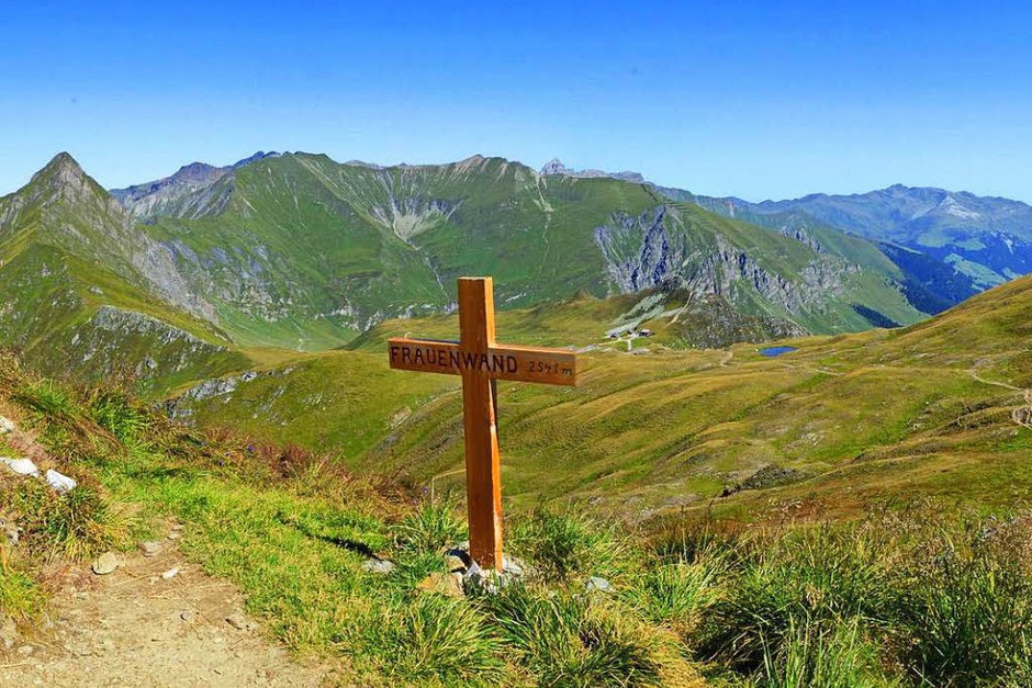 Aus mehreren Fotos entstand dieses Panoramafoto von Wilhelm Billharz aus Schuttertal-Dörlinbach aus dem Tuxertal im tirolerischen Zillertal (Österreich). Es zeigt das Gipfelkreuz der 2541 Meter hohen Frauenwand bis hinüber zum Hintertuxer Gletscher(3280 Meter) bei herrlichem Sommerwetter. (Foto: Billharz Wilhelm ) Aus mehreren Fotos entstand dieses Panoramafoto von Wilhelm Billharz aus Schuttertal-Dörlinbach aus dem Tuxertal im tirolerischen Zillertal (Österreich). Es zeigt das Gipfelkreuz der 2541 Meter hohen Frauenwand bis hinüber zum Hintertuxer Gletscher(3280 Meter) bei herrlichem Sommerwetter. (Foto: Billharz Wilhelm )