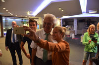 Auf Tuchfühlung mit Wählern: Kretschmann in Titisee Auf Tuchfühlung mit Wählern: Kretschmann in Titisee