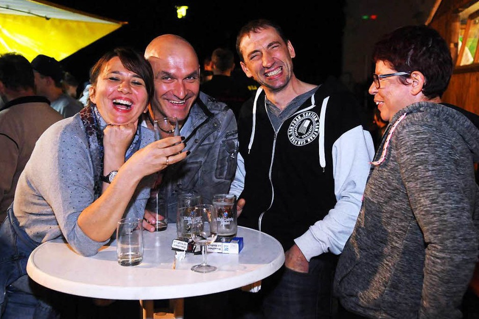 Beim Bürgerfest wurde in den Vereinsbuden gefeiert, die Fahrgeschäfte waren vor Ort, es wurde gegessen und getrunken. (Foto: WOLFGANG KUENSTLE ) Beim Bürgerfest wurde in den Vereinsbuden gefeiert, die Fahrgeschäfte waren vor Ort, es wurde gegessen und getrunken. (Foto: WOLFGANG KUENSTLE )