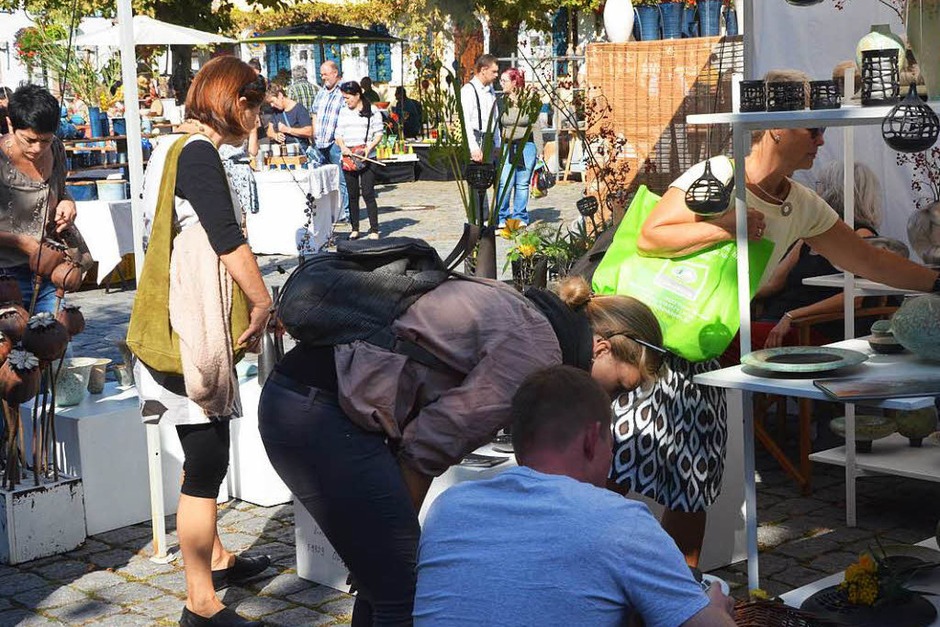 49 Keramiker aus ganz Deutschland sowie aus Nachbarländern bieten auf dem Kanderner Töpfer- und Keramik Vielfalt, hohe Qualität und für Besucher – die Qual der Wahl. (Foto: Victoria Langelott) 49 Keramiker aus ganz Deutschland sowie aus Nachbarländern bieten auf dem Kanderner Töpfer- und Keramik Vielfalt, hohe Qualität und für Besucher – die Qual der Wahl. (Foto: Victoria Langelott)