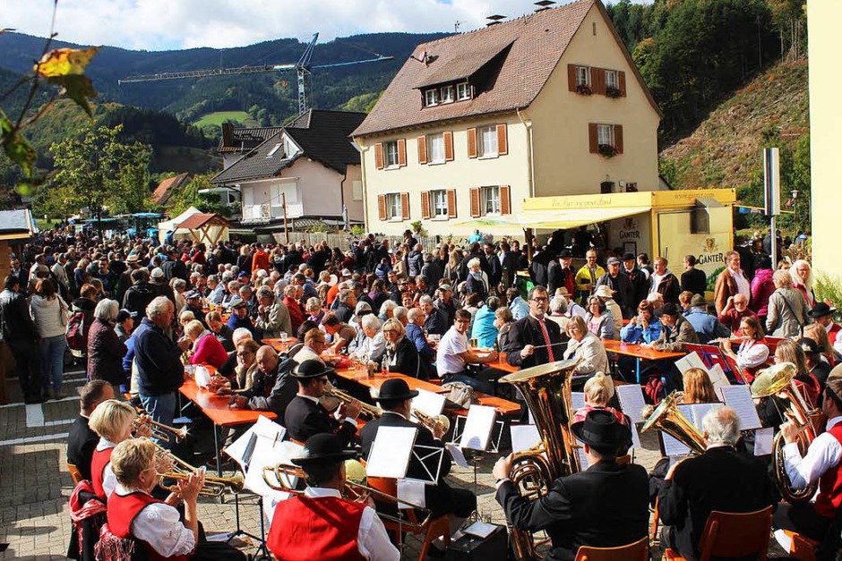 Viel los war wieder beim Viehabtrieb in Oberried – zugleich Höhepunkt und Abschluss der Alemannischen Woche. (Foto: Erich Krieger) Viel los war wieder beim Viehabtrieb in Oberried – zugleich Höhepunkt und Abschluss der Alemannischen Woche. (Foto: Erich Krieger)