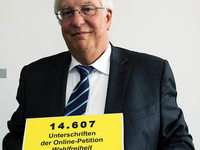 Gymnasiallehrer übergeben Petition für G9 Gymnasiallehrer übergeben Petition für G9