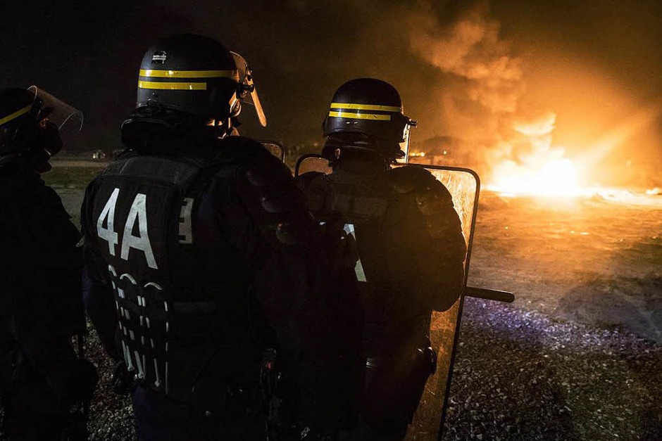 In der Nacht brannten Mülleimer und Teile des Lagers. Morgens reihten sich Hunderte Flüchtlinge auf, um registriert zu werden. Andere versuchen auf eigene Faust, das Lager zu verlassen. (Foto: dpa) In der Nacht brannten Mülleimer und Teile des Lagers. Morgens reihten sich Hunderte Flüchtlinge auf, um registriert zu werden. Andere versuchen auf eigene Faust, das Lager zu verlassen. (Foto: dpa)
