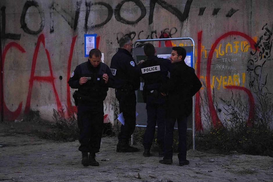 In der Nacht brannten Mülleimer und Teile des Lagers. Morgens reihten sich Hunderte Flüchtlinge auf, um registriert zu werden. Andere versuchen auf eigene Faust, das Lager zu verlassen. (Foto: AFP) In der Nacht brannten Mülleimer und Teile des Lagers. Morgens reihten sich Hunderte Flüchtlinge auf, um registriert zu werden. Andere versuchen auf eigene Faust, das Lager zu verlassen. (Foto: AFP)