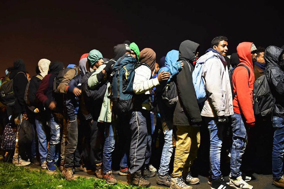 In der Nacht brannten Mülleimer und Teile des Lagers. Morgens reihten sich Hunderte Flüchtlinge auf, um registriert zu werden. Andere versuchen auf eigene Faust, das Lager zu verlassen. (Foto: AFP) In der Nacht brannten Mülleimer und Teile des Lagers. Morgens reihten sich Hunderte Flüchtlinge auf, um registriert zu werden. Andere versuchen auf eigene Faust, das Lager zu verlassen. (Foto: AFP)