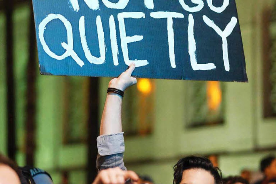 Tausende Demonstranten in Los Angeles blockieren Straßen und versammeln sich vor dem Rathaus. Die meisten Protestaktionen gegen Trump bleiben friedlich, es gibt aber auch Gewaltausbrüche. (Foto: AFP) Tausende Demonstranten in Los Angeles blockieren Straßen und versammeln sich vor dem Rathaus. Die meisten Protestaktionen gegen Trump bleiben friedlich, es gibt aber auch Gewaltausbrüche. (Foto: AFP)