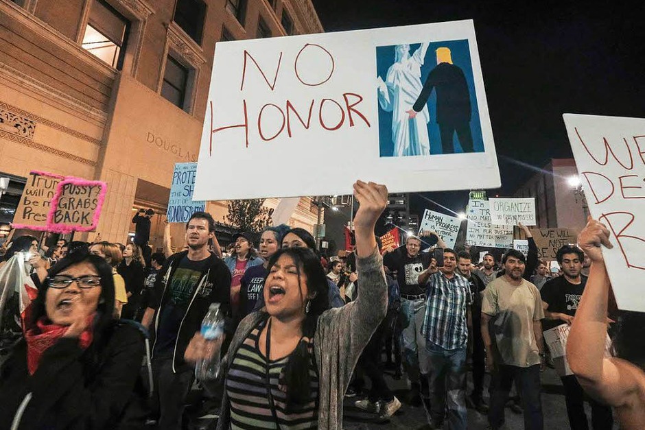 Tausende Demonstranten in Los Angeles blockieren Straßen und versammeln sich vor dem Rathaus. Die meisten Protestaktionen gegen Trump bleiben friedlich, es gibt aber auch Gewaltausbrüche. (Foto: AFP) Tausende Demonstranten in Los Angeles blockieren Straßen und versammeln sich vor dem Rathaus. Die meisten Protestaktionen gegen Trump bleiben friedlich, es gibt aber auch Gewaltausbrüche. (Foto: AFP)