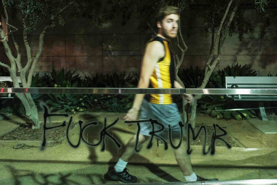 Tausende Demonstranten in Los Angeles blockieren Straßen und versammeln sich vor dem Rathaus. Die meisten Protestaktionen gegen Trump bleiben friedlich, es gibt aber auch Gewaltausbrüche. (Foto: AFP) Tausende Demonstranten in Los Angeles blockieren Straßen und versammeln sich vor dem Rathaus. Die meisten Protestaktionen gegen Trump bleiben friedlich, es gibt aber auch Gewaltausbrüche. (Foto: AFP)