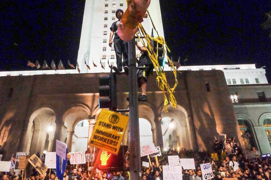 Tausende Demonstranten in Los Angeles blockieren Straßen und versammeln sich vor dem Rathaus. Die meisten Protestaktionen gegen Trump bleiben friedlich, es gibt aber auch Gewaltausbrüche. (Foto: AFP) Tausende Demonstranten in Los Angeles blockieren Straßen und versammeln sich vor dem Rathaus. Die meisten Protestaktionen gegen Trump bleiben friedlich, es gibt aber auch Gewaltausbrüche. (Foto: AFP)