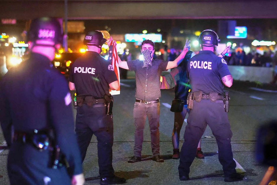 Tausende Demonstranten in Los Angeles blockieren Straßen und versammeln sich vor dem Rathaus. Die meisten Protestaktionen gegen Trump bleiben friedlich, es gibt aber auch Gewaltausbrüche. (Foto: AFP) Tausende Demonstranten in Los Angeles blockieren Straßen und versammeln sich vor dem Rathaus. Die meisten Protestaktionen gegen Trump bleiben friedlich, es gibt aber auch Gewaltausbrüche. (Foto: AFP)