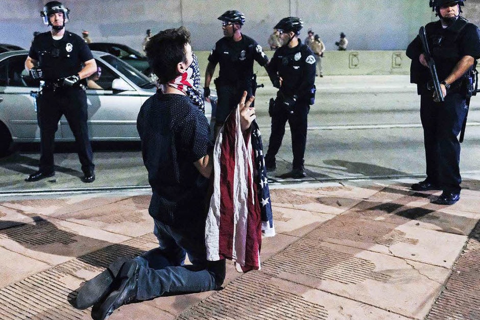 Tausende Demonstranten in Los Angeles blockieren Straßen und versammeln sich vor dem Rathaus. Die meisten Protestaktionen gegen Trump bleiben friedlich, es gibt aber auch Gewaltausbrüche. (Foto: AFP) Tausende Demonstranten in Los Angeles blockieren Straßen und versammeln sich vor dem Rathaus. Die meisten Protestaktionen gegen Trump bleiben friedlich, es gibt aber auch Gewaltausbrüche. (Foto: AFP)