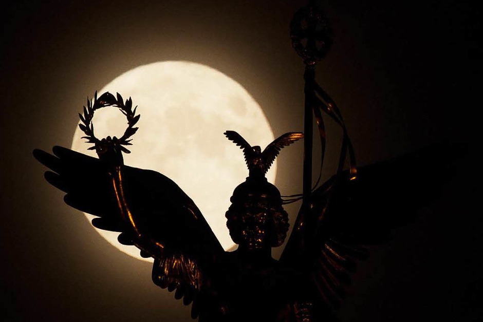 Der Supermond über Berlin (Foto: dpa) Der Supermond über Berlin (Foto: dpa)