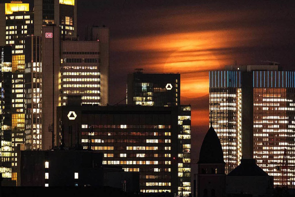Die Frankfurter Skyline im Licht des Supermondes. (Foto: dpa) Die Frankfurter Skyline im Licht des Supermondes. (Foto: dpa)