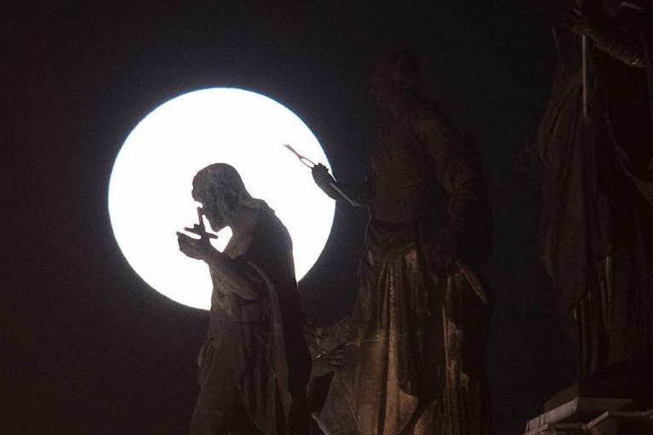 Klarer Blick in Dresden auf den Supermond. (Foto: dpa) Klarer Blick in Dresden auf den Supermond. (Foto: dpa)