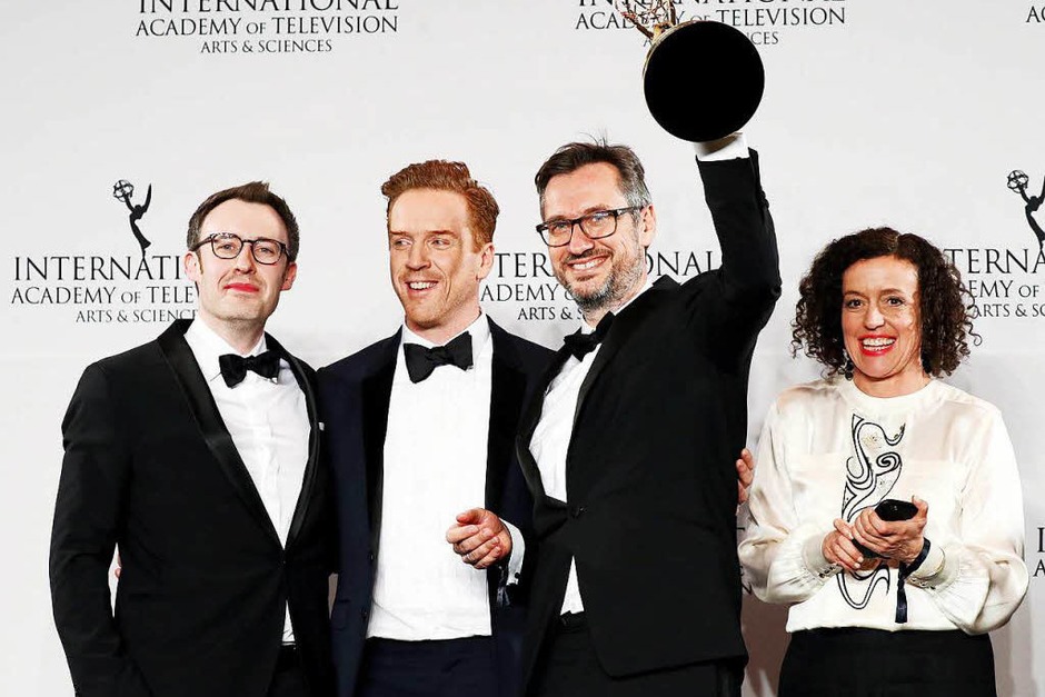 Schauspielerin Maria Schrader und die Produzenten Philipp Steffens (links) und Jörg Winger (zweiter von rechts) posieren mit dem britischen Schauspieler Damian Lewis und dem Emmy für „Deutschland 83“. (Foto: dpa) Schauspielerin Maria Schrader und die Produzenten Philipp Steffens (links) und Jörg Winger (zweiter von rechts) posieren mit dem britischen Schauspieler Damian Lewis und dem Emmy für „Deutschland 83“. (Foto: dpa)