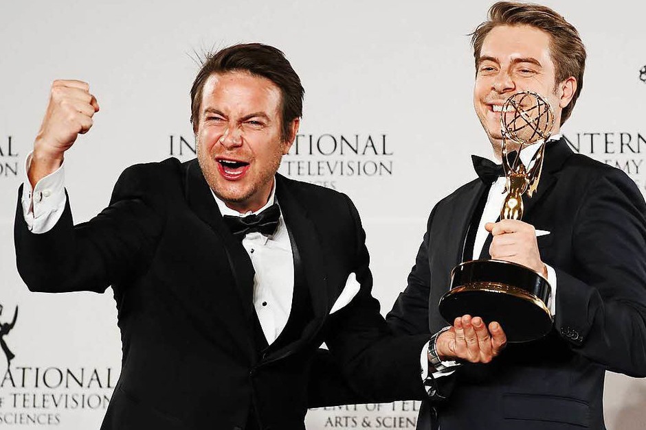 „Krieg der Lügen“ gewann den Emmy als bester Dokumentarfilm. Regisseur Matthias Bittner (links) und Produzent Paul Zischler (rechts) freuen sich über den begehrten Preis. (Foto: dpa) „Krieg der Lügen“ gewann den Emmy als bester Dokumentarfilm. Regisseur Matthias Bittner (links) und Produzent Paul Zischler (rechts) freuen sich über den begehrten Preis. (Foto: dpa)