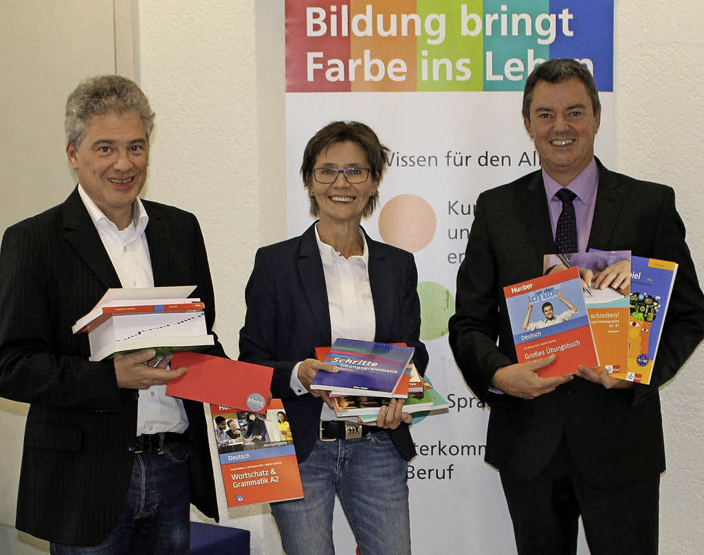 Bücherspende für die Volkshochschule - Badische Zeitung