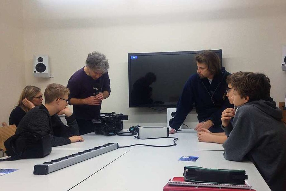 Einführung in die Technik: Andreas Nagel (3. von links), Redaktionsleiter uniCROSS, erklärt dem Schüler-Team TV, wie die Kamera zu handlen ist. (Foto: BZ) Einführung in die Technik: Andreas Nagel (3. von links), Redaktionsleiter uniCROSS, erklärt dem Schüler-Team TV, wie die Kamera zu handlen ist. (Foto: BZ)