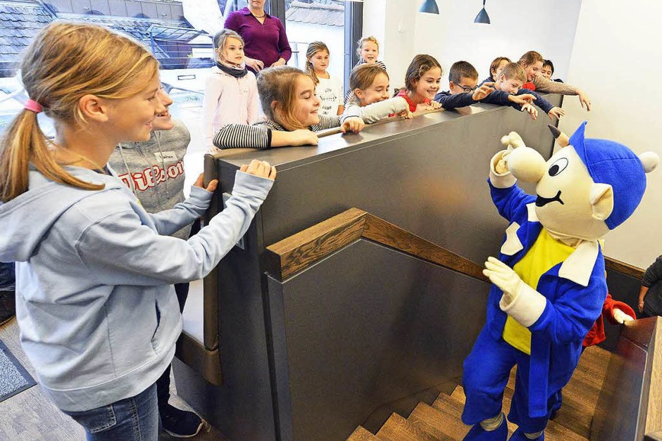 "Entdecke Freiburg": Die BZ präsentiert ihren neuen Stadtführer für Kinder. Mit dabei: die Maskottchen B. Zetti und Betti Z. und Viertklässler aus Bad Krozingen. (Foto: Michael Bamberger) "Entdecke Freiburg": Die BZ präsentiert ihren neuen Stadtführer für Kinder. Mit dabei: die Maskottchen B. Zetti und Betti Z. und Viertklässler aus Bad Krozingen. (Foto: Michael Bamberger)