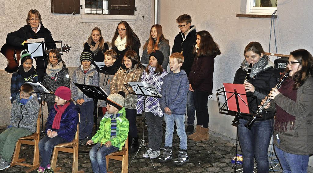 Gemeinsames Singen unter dem Weihnachtsbaum - Badische Zeitung