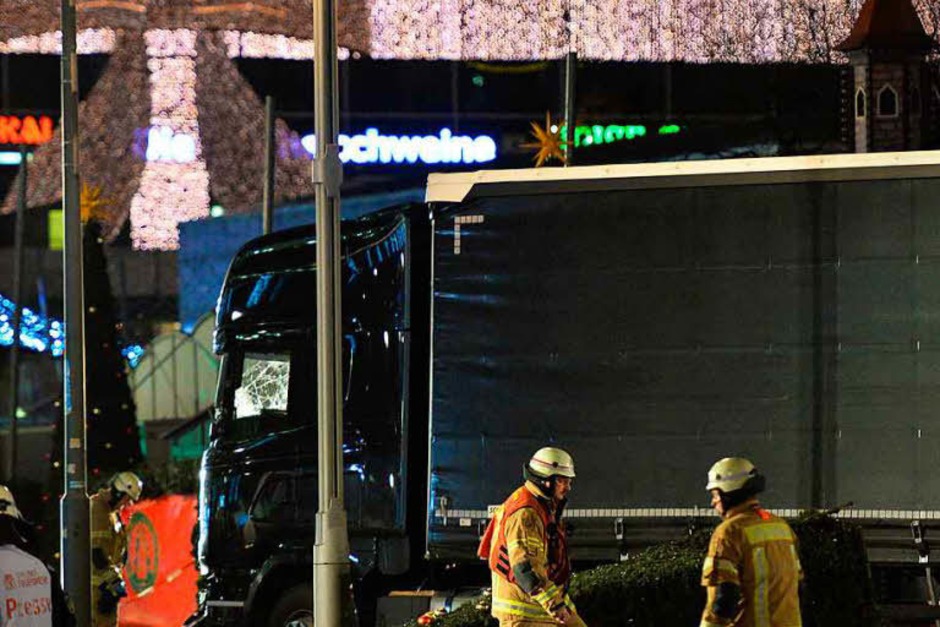 Am Montagabend ist ein Lkw rast über den Weihnachtsmarkt am Breitscheidplatz in Berlin gerast. Die Polizei vermutet einen Terroranschlag. Dutzende Rettungskräfte und Polizisten waren im Einsatz. (Foto: AFP) Am Montagabend ist ein Lkw rast über den Weihnachtsmarkt am Breitscheidplatz in Berlin gerast. Die Polizei vermutet einen Terroranschlag. Dutzende Rettungskräfte und Polizisten waren im Einsatz. (Foto: AFP)