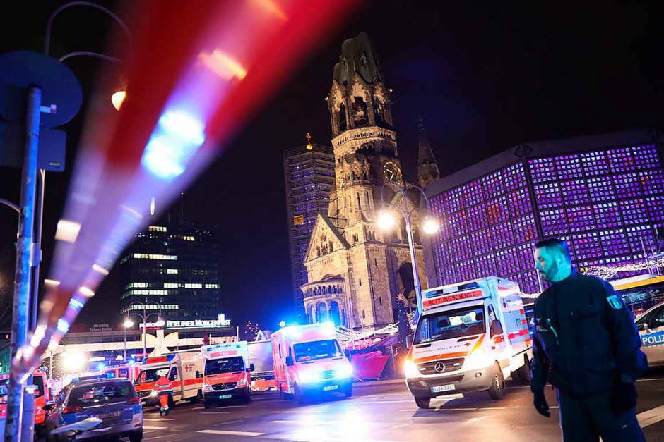Rettungskräfte unweit des Tatorts bei der Gedächtniskirche. (Foto: dpa) Rettungskräfte unweit des Tatorts bei der Gedächtniskirche. (Foto: dpa)