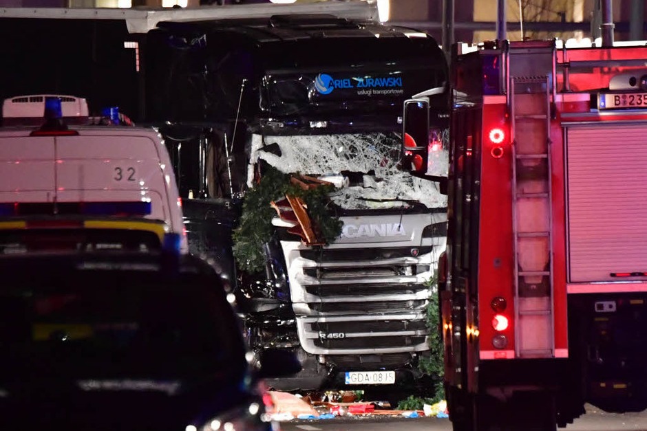 Am Montagabend ist ein Lkw rast über den Weihnachtsmarkt am Breitscheidplatz in Berlin gerast. Die Polizei vermutet einen Terroranschlag. Dutzende Rettungskräfte und Polizisten waren im Einsatz. (Foto: AFP) Am Montagabend ist ein Lkw rast über den Weihnachtsmarkt am Breitscheidplatz in Berlin gerast. Die Polizei vermutet einen Terroranschlag. Dutzende Rettungskräfte und Polizisten waren im Einsatz. (Foto: AFP)