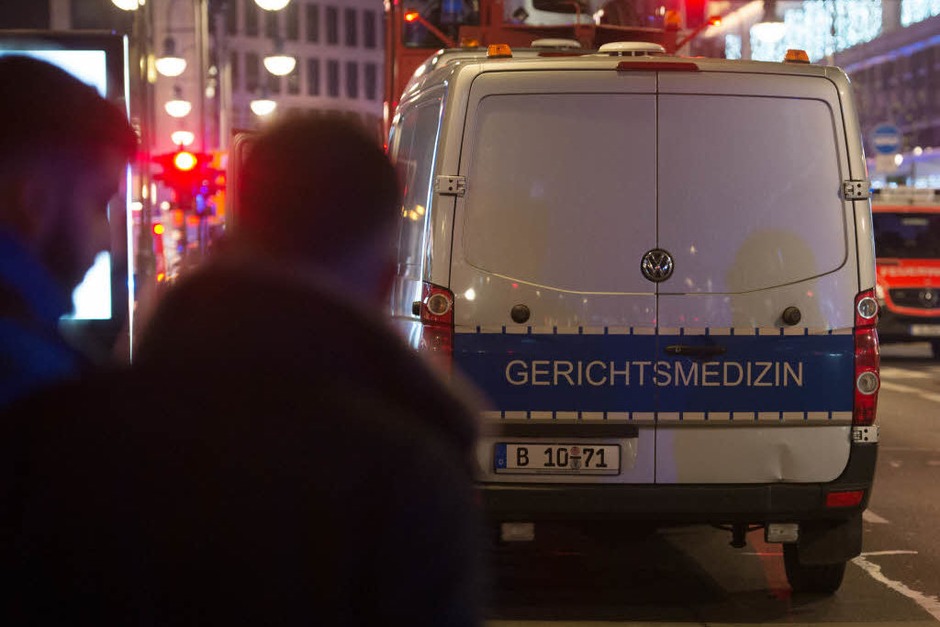 Am Montagabend ist ein Lkw rast über den Weihnachtsmarkt am Breitscheidplatz in Berlin gerast. Die Polizei vermutet einen Terroranschlag. Dutzende Rettungskräfte und Polizisten waren im Einsatz. (Foto: dpa) Am Montagabend ist ein Lkw rast über den Weihnachtsmarkt am Breitscheidplatz in Berlin gerast. Die Polizei vermutet einen Terroranschlag. Dutzende Rettungskräfte und Polizisten waren im Einsatz. (Foto: dpa)