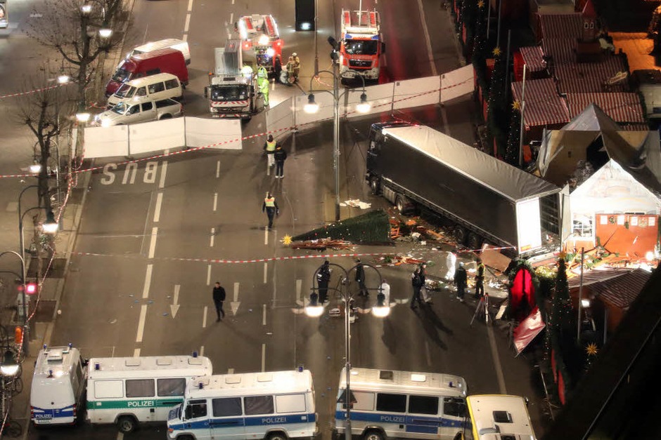Am Montagabend ist ein Lkw rast über den Weihnachtsmarkt am Breitscheidplatz in Berlin gerast. Die Polizei vermutet einen Terroranschlag. Dutzende Rettungskräfte und Polizisten waren im Einsatz. (Foto: dpa) Am Montagabend ist ein Lkw rast über den Weihnachtsmarkt am Breitscheidplatz in Berlin gerast. Die Polizei vermutet einen Terroranschlag. Dutzende Rettungskräfte und Polizisten waren im Einsatz. (Foto: dpa)