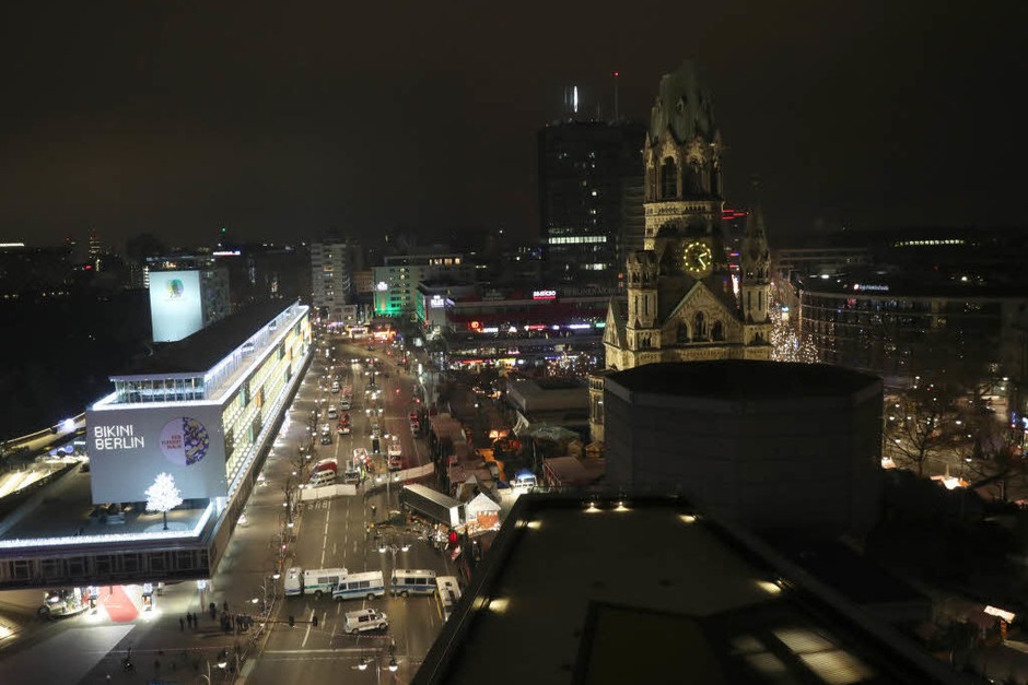 Am Montagabend ist ein Lkw rast über den Weihnachtsmarkt am Breitscheidplatz in Berlin gerast. Die Polizei vermutet einen Terroranschlag. Dutzende Rettungskräfte und Polizisten waren im Einsatz. (Foto: dpa) Am Montagabend ist ein Lkw rast über den Weihnachtsmarkt am Breitscheidplatz in Berlin gerast. Die Polizei vermutet einen Terroranschlag. Dutzende Rettungskräfte und Polizisten waren im Einsatz. (Foto: dpa)