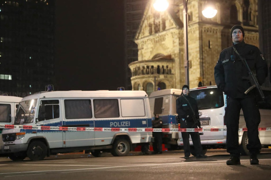 Am Montagabend ist ein Lkw rast über den Weihnachtsmarkt am Breitscheidplatz in Berlin gerast. Die Polizei vermutet einen Terroranschlag. Dutzende Rettungskräfte und Polizisten waren im Einsatz. (Foto: dpa) Am Montagabend ist ein Lkw rast über den Weihnachtsmarkt am Breitscheidplatz in Berlin gerast. Die Polizei vermutet einen Terroranschlag. Dutzende Rettungskräfte und Polizisten waren im Einsatz. (Foto: dpa)