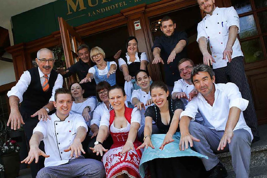 Küchenchef Stefan Rottler (vorne rechts) und Hotelchefin Anette Rottler (sechste von links, hockend in der mittleren Reihe) stimmen mit der Belegschaft zur 50-Jahr-Feier des Mühlenhofs eine La-Ola-Welle an. (Foto: Christoph Breithaupt) Küchenchef Stefan Rottler (vorne rechts) und Hotelchefin Anette Rottler (sechste von links, hockend in der mittleren Reihe) stimmen mit der Belegschaft zur 50-Jahr-Feier des Mühlenhofs eine La-Ola-Welle an. (Foto: Christoph Breithaupt)