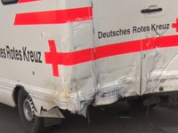 DRK-Rettungswagen kollidiert mit Kleinbus bei Riegel – Sieben Menschen verletzt DRK-Rettungswagen kollidiert mit Kleinbus bei Riegel – Sieben Menschen verletzt