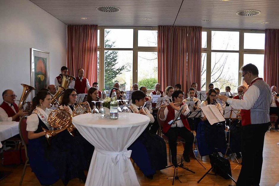 Bodenständigkeit zeichnet den erfolgreichen Unternehmer Rüdiger Hurrle aus. Hier spielt die Trachtenkapelle Durbach zum Empfang der Gäste auf. (Foto: Ralf Burgmaier) Bodenständigkeit zeichnet den erfolgreichen Unternehmer Rüdiger Hurrle aus. Hier spielt die Trachtenkapelle Durbach zum Empfang der Gäste auf. (Foto: Ralf Burgmaier)