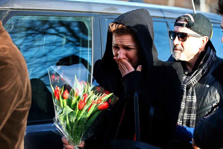 Fans pilgern zu dem Haus von Sänger George Michael in London. Sie legen Blumen, Briefe und Kerzen nieder. (Foto: AFP) Fans pilgern zu dem Haus von Sänger George Michael in London. Sie legen Blumen, Briefe und Kerzen nieder. (Foto: AFP)