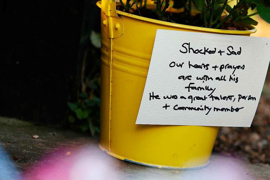 Fans pilgern zu dem Haus von Sänger George Michael in London. Sie legen Blumen, Briefe und Kerzen nieder. (Foto: AFP) Fans pilgern zu dem Haus von Sänger George Michael in London. Sie legen Blumen, Briefe und Kerzen nieder. (Foto: AFP)