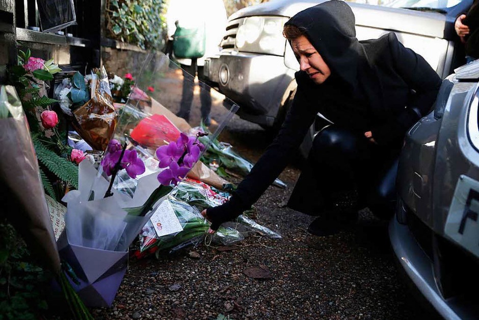 Fans pilgern zu dem Haus von Sänger George Michael in London. Sie legen Blumen, Briefe und Kerzen nieder. (Foto: AFP) Fans pilgern zu dem Haus von Sänger George Michael in London. Sie legen Blumen, Briefe und Kerzen nieder. (Foto: AFP)
