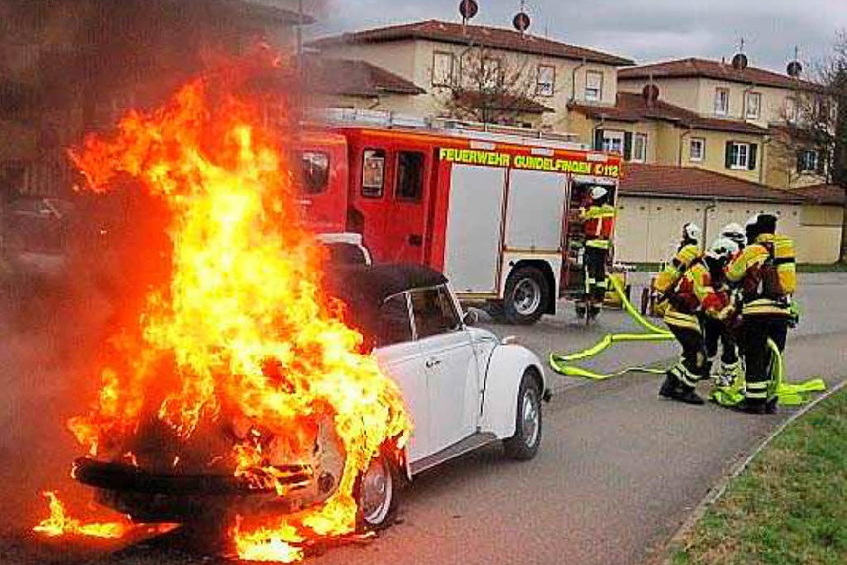Wegen eines technischen Defekts gerät ein VW-Käfer in Gundelfingen in Flammen und muss von der Feuerwehr gelöscht werden. (Foto: Feuerwehr ) Wegen eines technischen Defekts gerät ein VW-Käfer in Gundelfingen in Flammen und muss von der Feuerwehr gelöscht werden. (Foto: Feuerwehr )