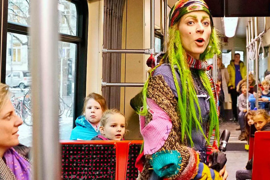 Straßenbahnfahrt mit der kleinen Hexe (Stefanie Mrachacz) und dem Raben Abraxas (Marie Bonnet) durch Freiburg (Foto: Patrick Kerber) Straßenbahnfahrt mit der kleinen Hexe (Stefanie Mrachacz) und dem Raben Abraxas (Marie Bonnet) durch Freiburg (Foto: Patrick Kerber)
