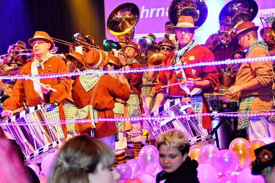 In der Stadthalle Schopfheim wurde es eng beim Auftritt der Guggemusiken (Foto: Edgar Steinfelder) In der Stadthalle Schopfheim wurde es eng beim Auftritt der Guggemusiken (Foto: Edgar Steinfelder)