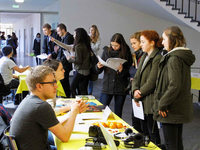 Künftige Studierende informieren sich an der Uni Basel Künftige Studierende informieren sich an der Uni Basel