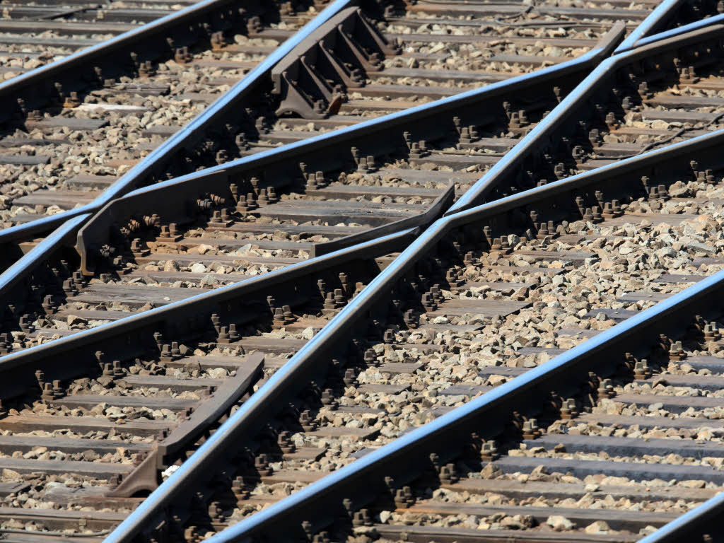 Tod am Bahnübergang: Senior stürzt und wird vom Zug erfasst - Badische Zeitung