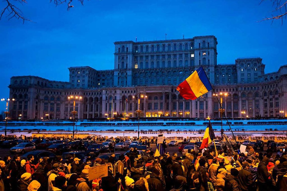Demonstranten vor dem Parlamentspalast in Bukarest (Foto: AFP) Demonstranten vor dem Parlamentspalast in Bukarest (Foto: AFP)
