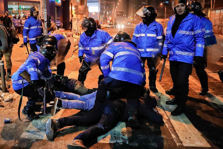 Demonstranten und Bereitschaftspolizisten lieferten sich in der Nacht zum 2. Februar Auseinandersetzungen. (Foto: dpa) Demonstranten und Bereitschaftspolizisten lieferten sich in der Nacht zum 2. Februar Auseinandersetzungen. (Foto: dpa)